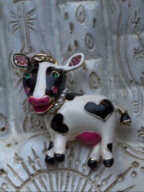🟣Brand New Betsey Johnson Pendant Cow Necklace, Black, White,Pink & Green